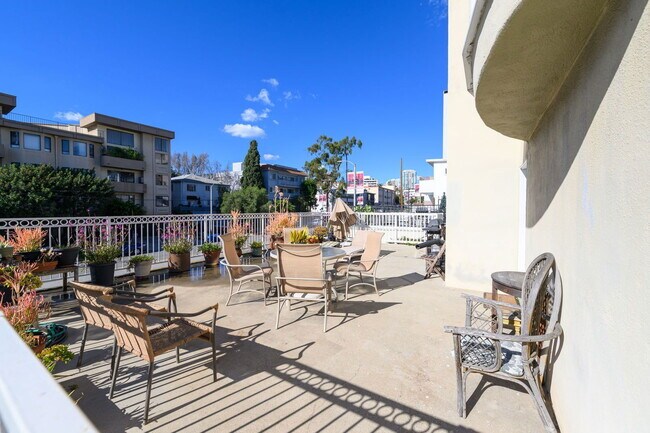 Building Photo - 1556 S Beverly Glen Blvd