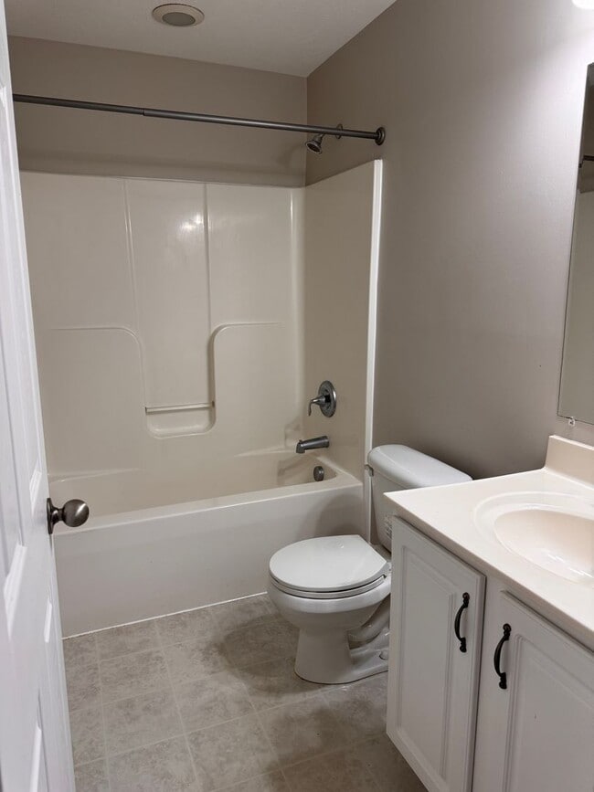 Building Photo - 3 Bedroom || 2 Bathroom Main Level Apartme...