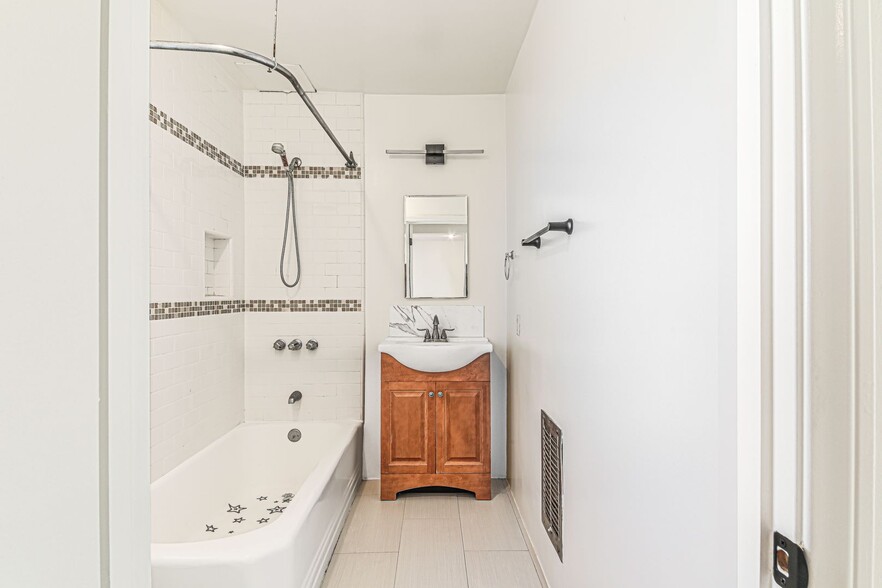 Building Photo - 809 Flora Dr