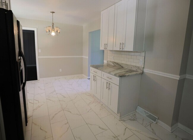 Building Photo - Fully Remodeled & Move-in Ready!