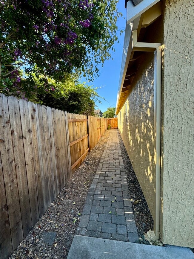 Building Photo - Spacious 3BD/2BA Home with 2-Car Garage in Desirable Antelope