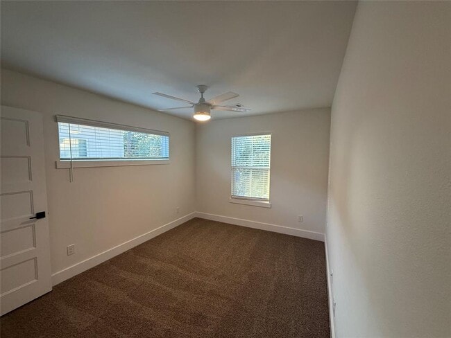 Building Photo - 309 E Pecan St