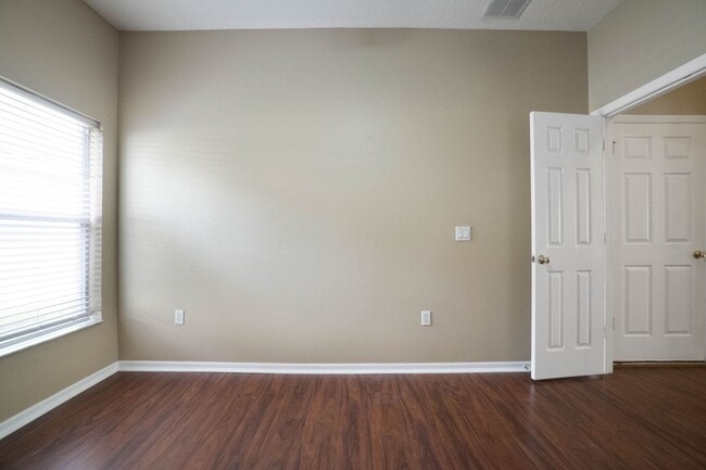 Building Photo - Spacious 4/3 House With 3-Car Garage In Th...