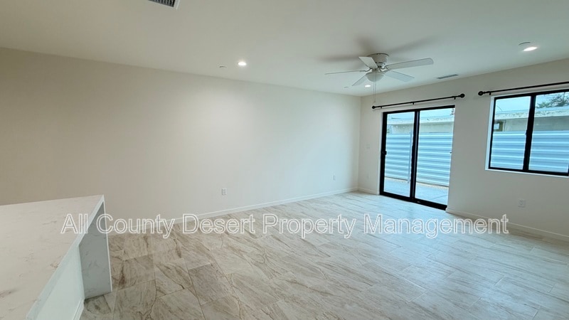 Building Photo - 517 S Mountain View Dr