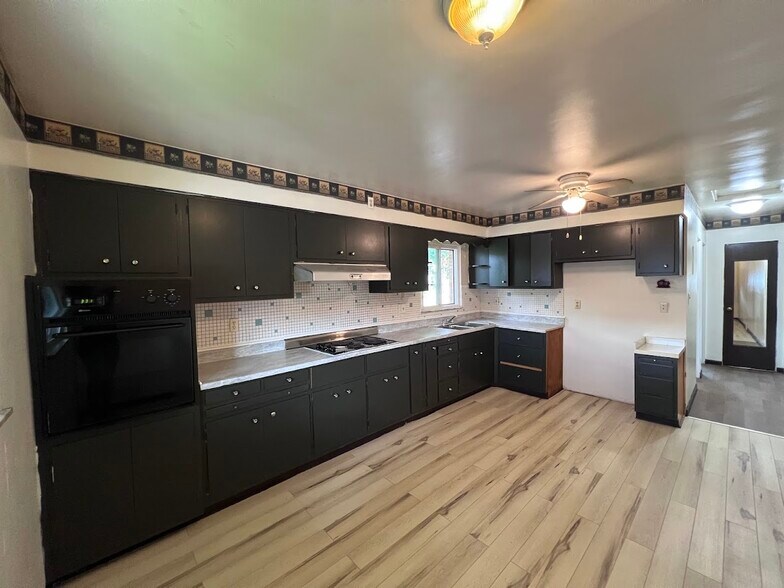 Building Photo - 609 8th St