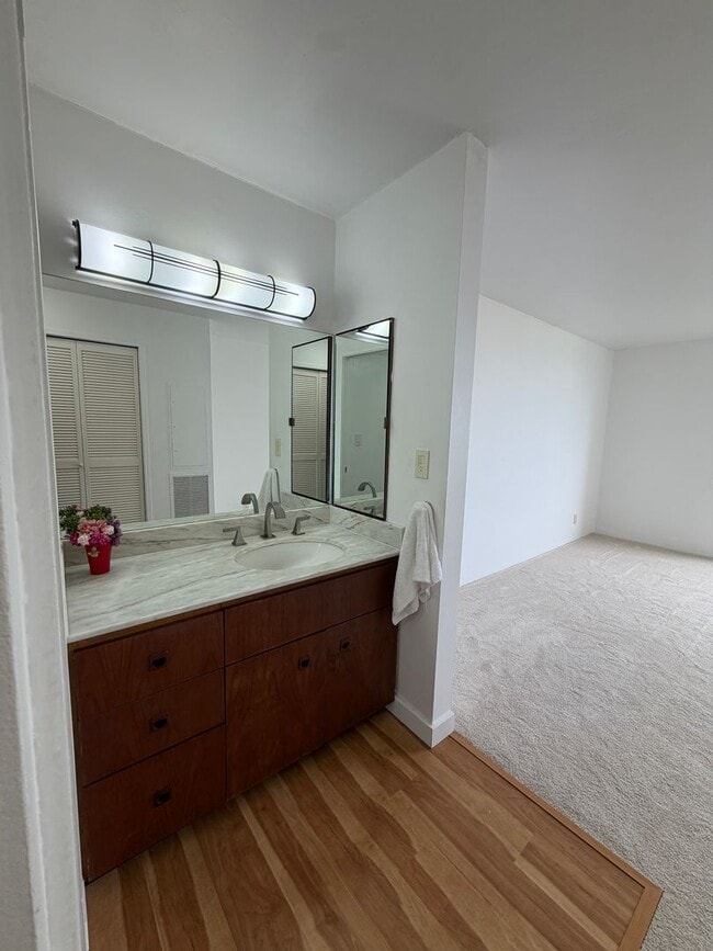 Building Photo - Luxury High-Floor Condo with Panoramic Ocean & Diamond Head Views | 2 Parking | Great Building Am...