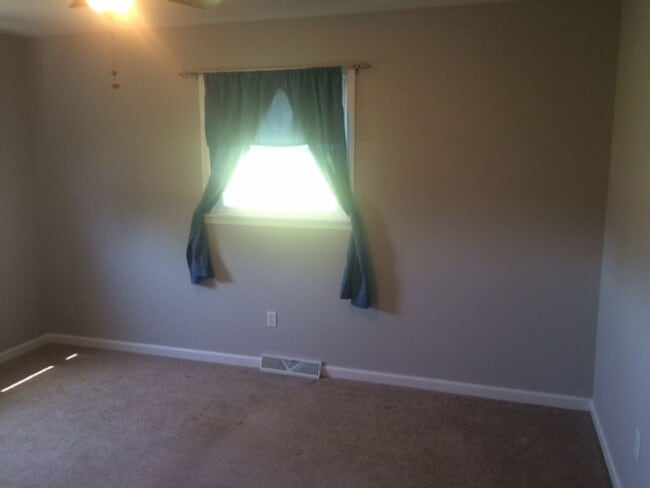 Building Photo - 3 Bed 2 Bath Home