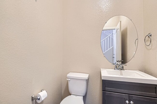 Building Photo - Dont Miss This Gorgeous 4 bed 3 bath plus Loft!