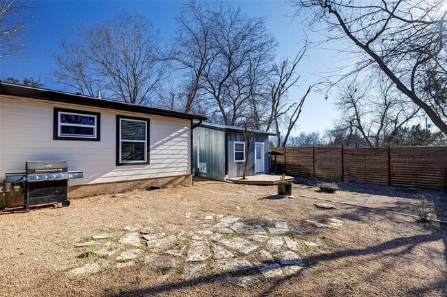 Building Photo - 2919 Pecan Springs Rd