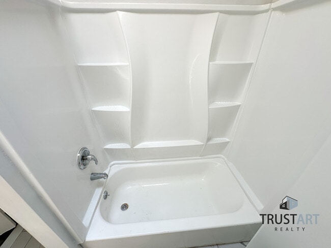 Building Photo - 3 Bedroom townhome in Olney-Oak Lane, Phil...