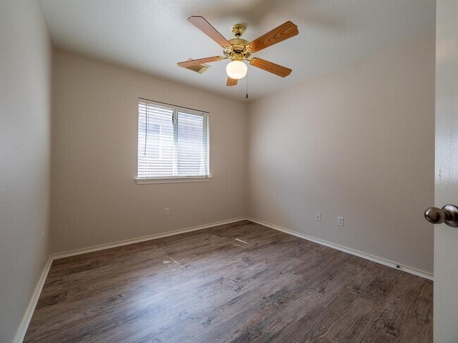 Building Photo - 1727 Rosenborough Ln S