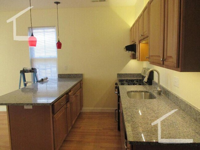 Building Photo - Nicely renovated 3 bed next to Brookline Village.