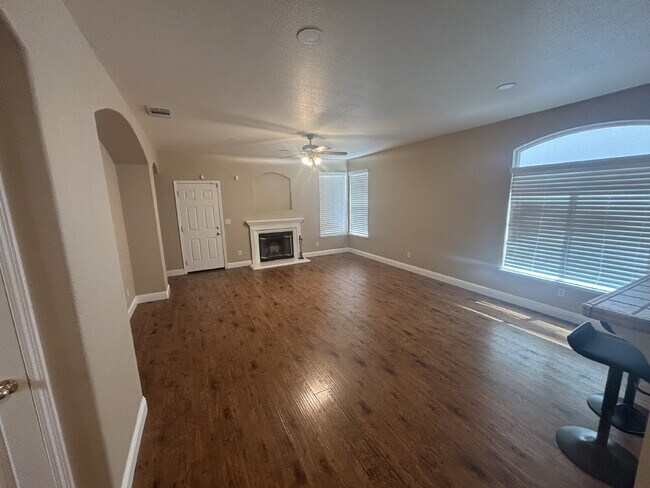 Building Photo - Available Now: 3 bed 2 bath home in Roseville