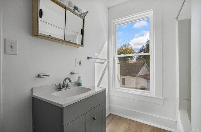 Building Photo - 620 Berryman Ave