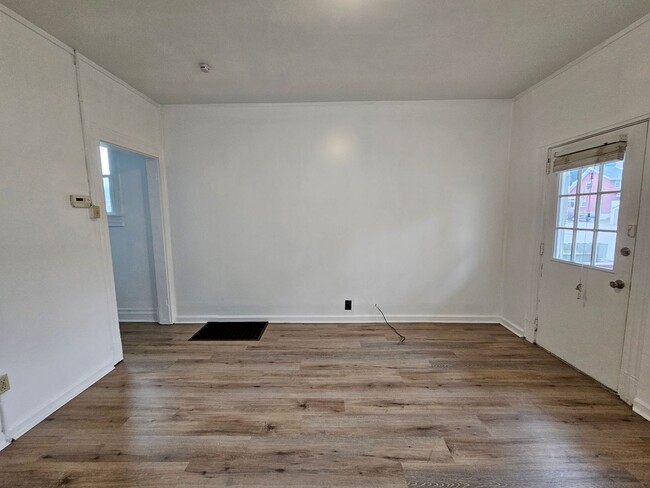 Building Photo - Spacious 3 bedroom 1 bath townhouse for re...