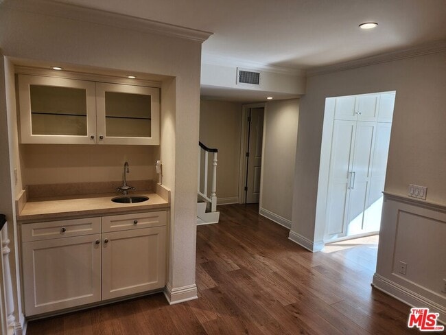 Building Photo - 1546 Palisades Dr