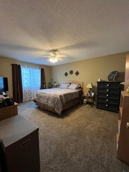 Building Photo - 2556 Mallard Dr
