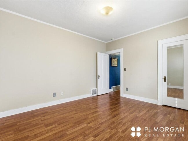 Building Photo - 5022I