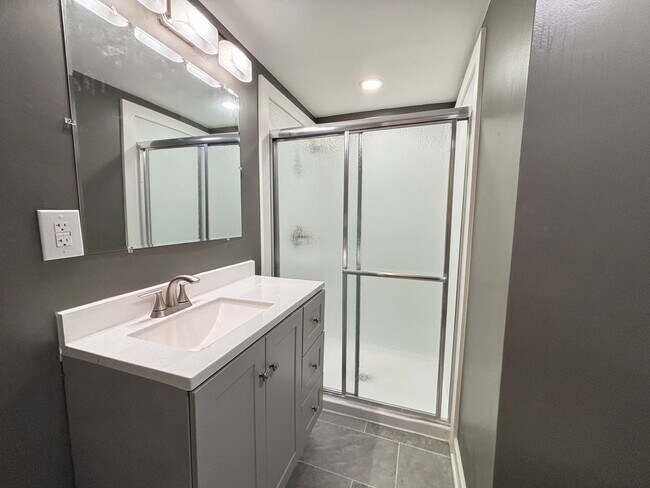 Building Photo - Available 9/1! Newly Renovated in Downtown...