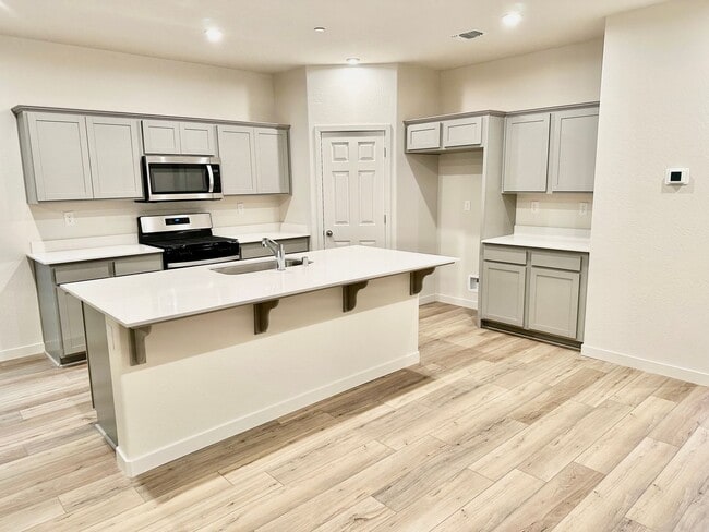 Building Photo - Lovely 3/2 Century Home In Madera