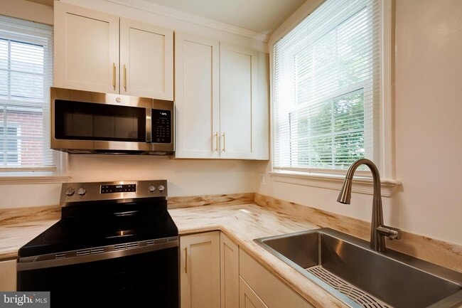 Building Photo - 4851 Crescent St