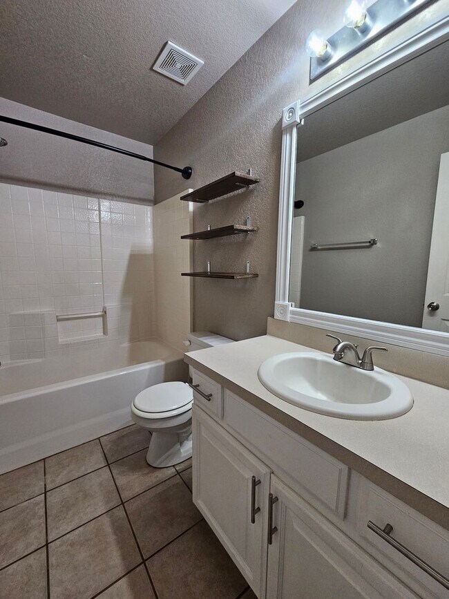 Building Photo - 2713 Edgemere Dr