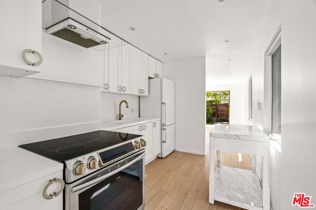 Building Photo - 2425 Cloy Ave