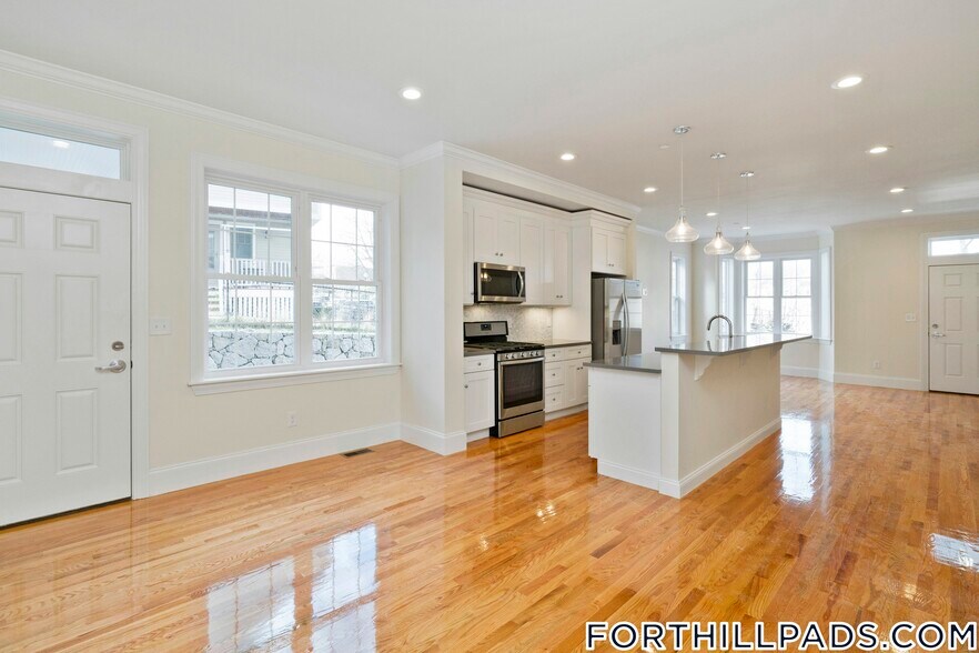 Building Photo - 130 Roxbury St