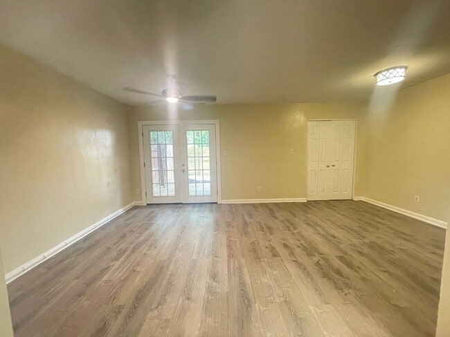 Building Photo - The Perfect 3 Bed, 1.5 Bath Cozy Townhouse