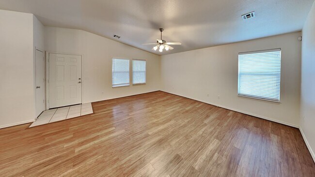 Building Photo - 3 Bedroom 2 Bath with 2 Car Garage - Moore...
