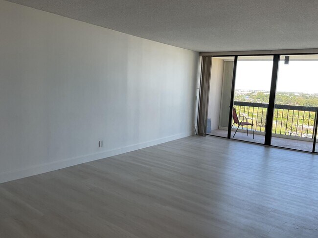 Building Photo - 2425 Presidential Way