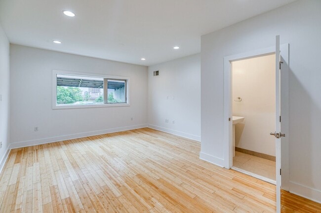 Building Photo - Northern Liberties Townhome with Private Garage