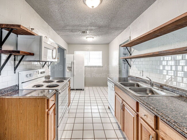 Building Photo - 601 N Wisconsin Ave