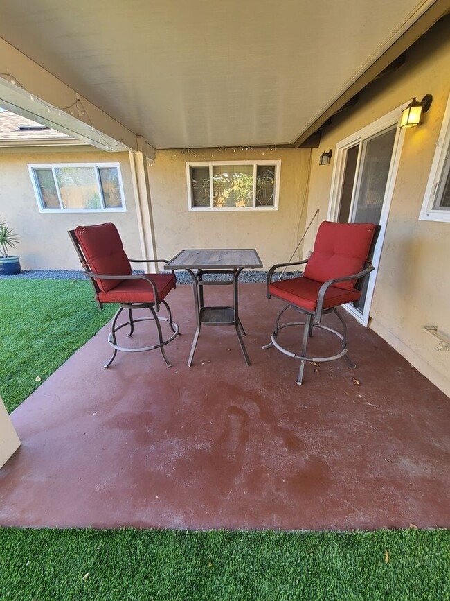 Building Photo - Spacious 4 bed 2 bath + 2 car garage & lar...