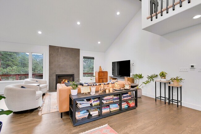 Building Photo - 28384 Kinnikinick Rd