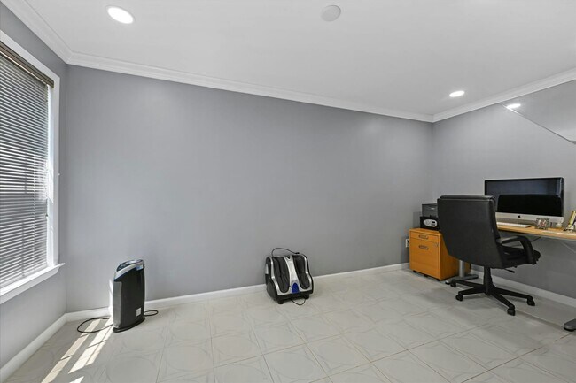 Building Photo - 10 Fourwood Ct