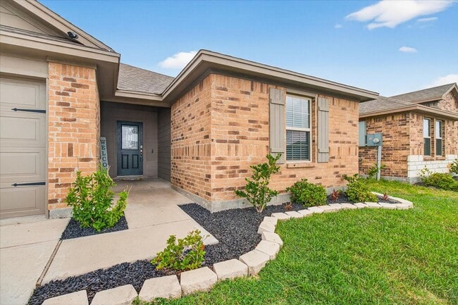 Building Photo - 8121 Cattlemen Dr
