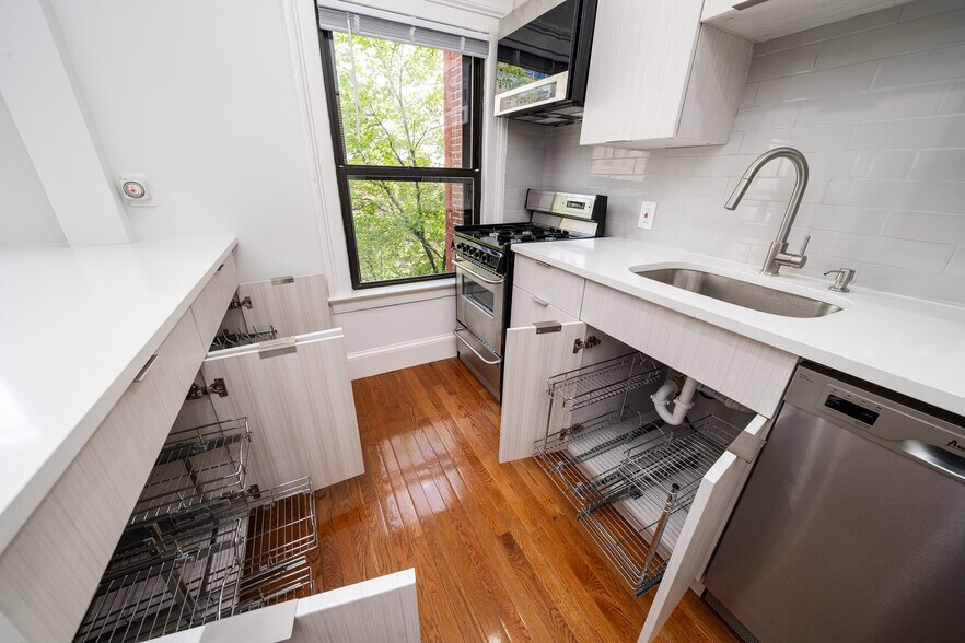 Building Photo - 211 Pavonia Ave