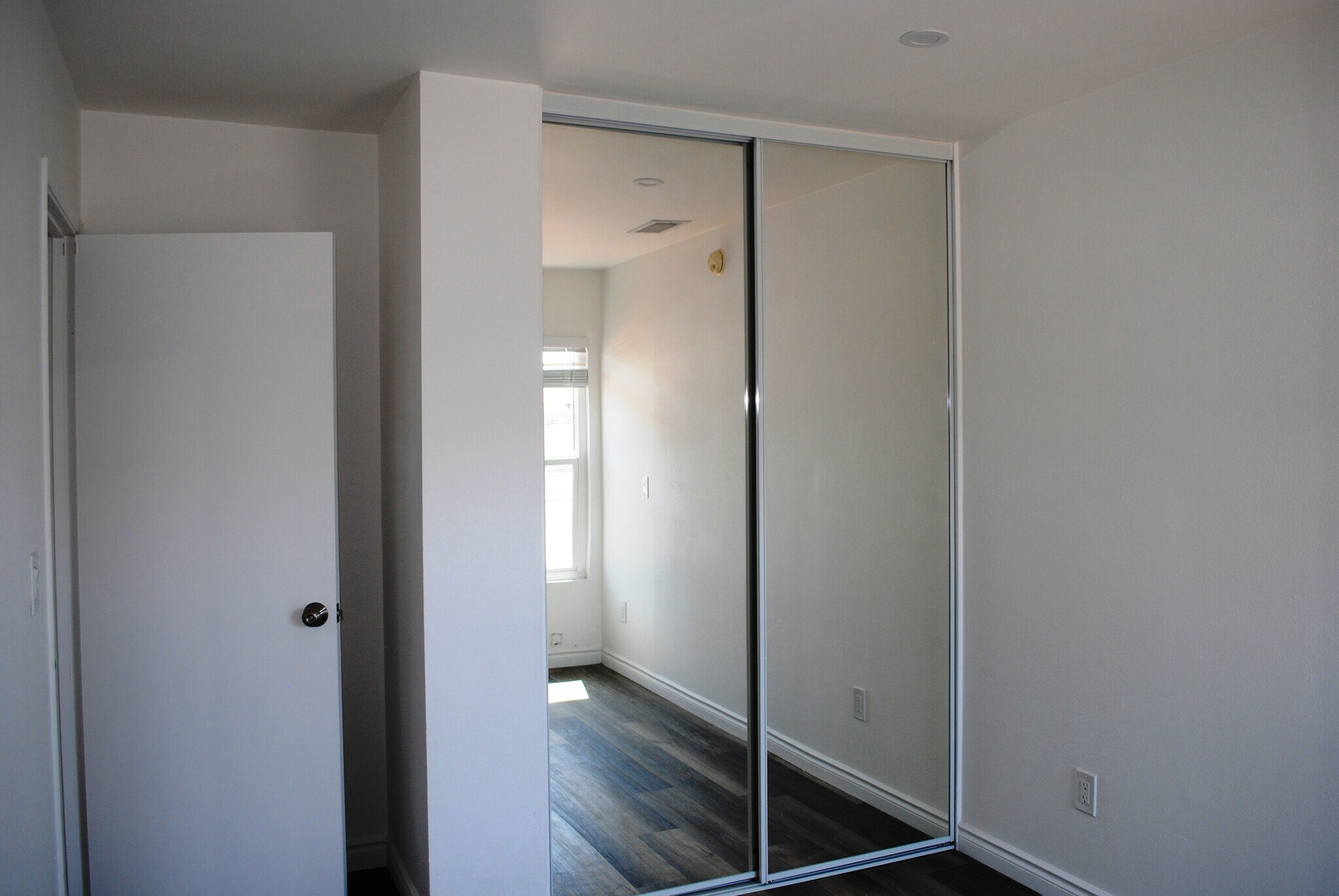 Mirrored wardrobe doors - 5475 Mantua Ct