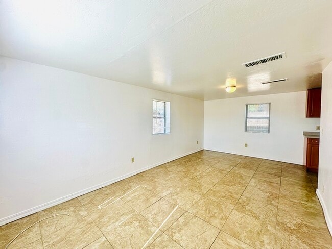 Building Photo - Cottage Style 1 Bedroom with Natural Light...