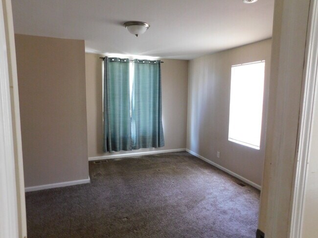 Building Photo - Private Entry Lower Unit of Duplex near Water