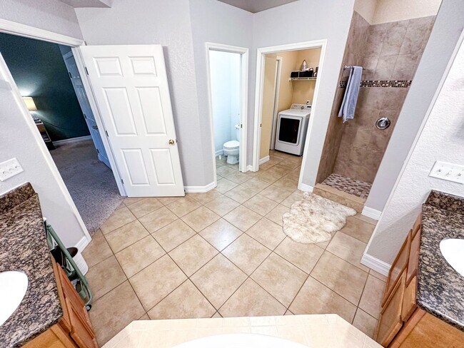 Building Photo - 3 Bed/ 2.5 Bath Pet Friendly Home!