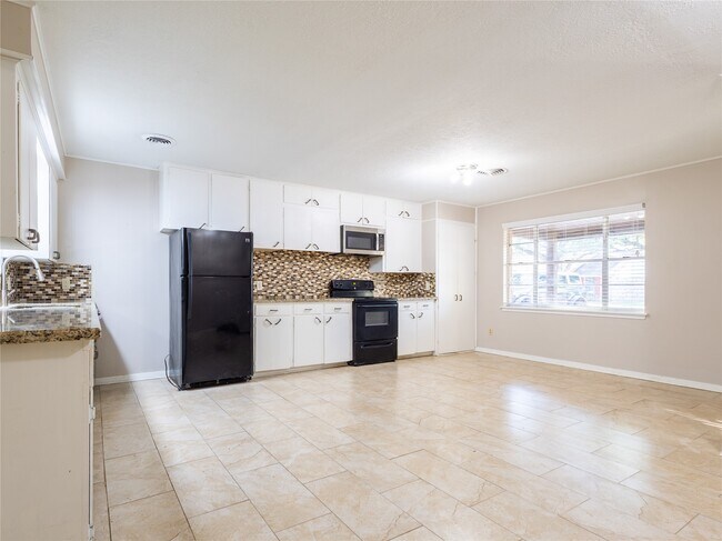 Building Photo - 2728 Encino Ave