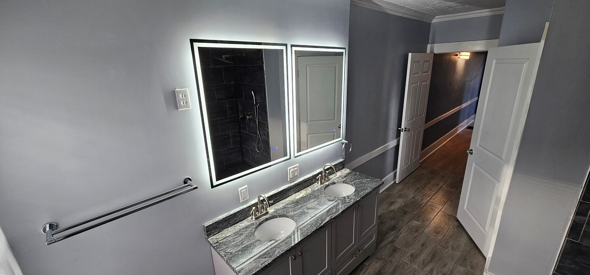 Double vanity - 313 Stratmore St