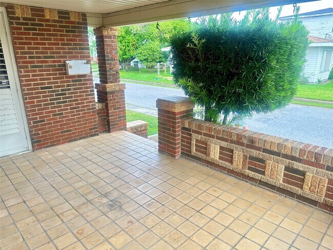 Building Photo - 3828 Avenue S 1/2