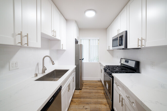 Building Photo - Shiny and NEW! Newly Reno'd 940 Sqft 2 Bed...