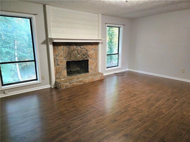 Building Photo - 2982 Hillwood Dr NW