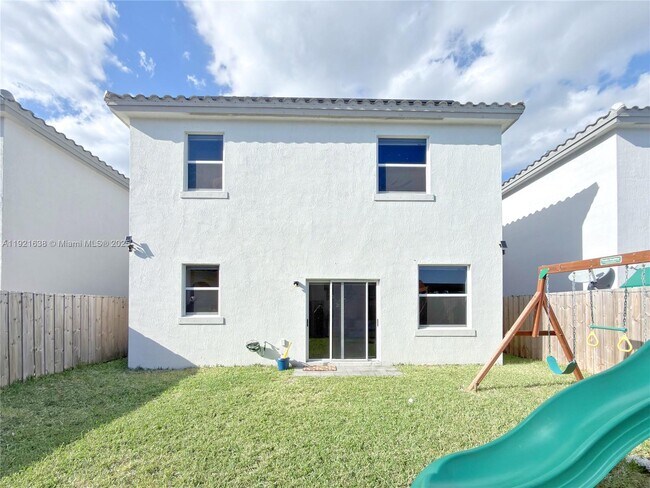 Building Photo - 2636 SE 13th Ct