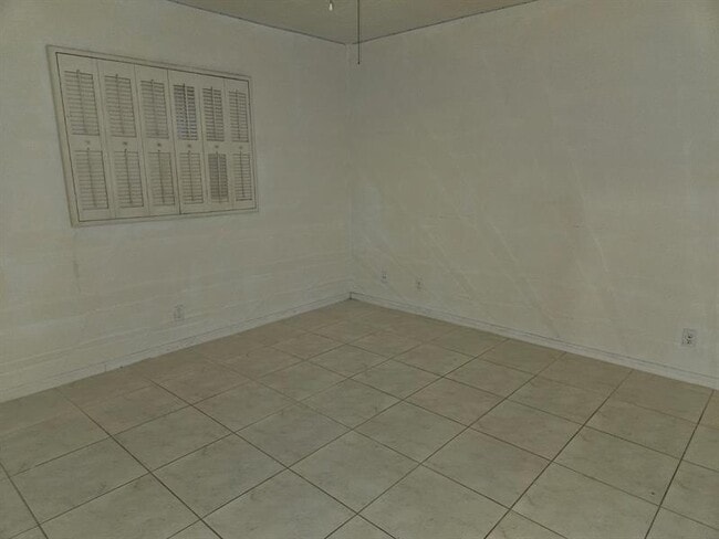 Building Photo - 7904 NW 70th Ct