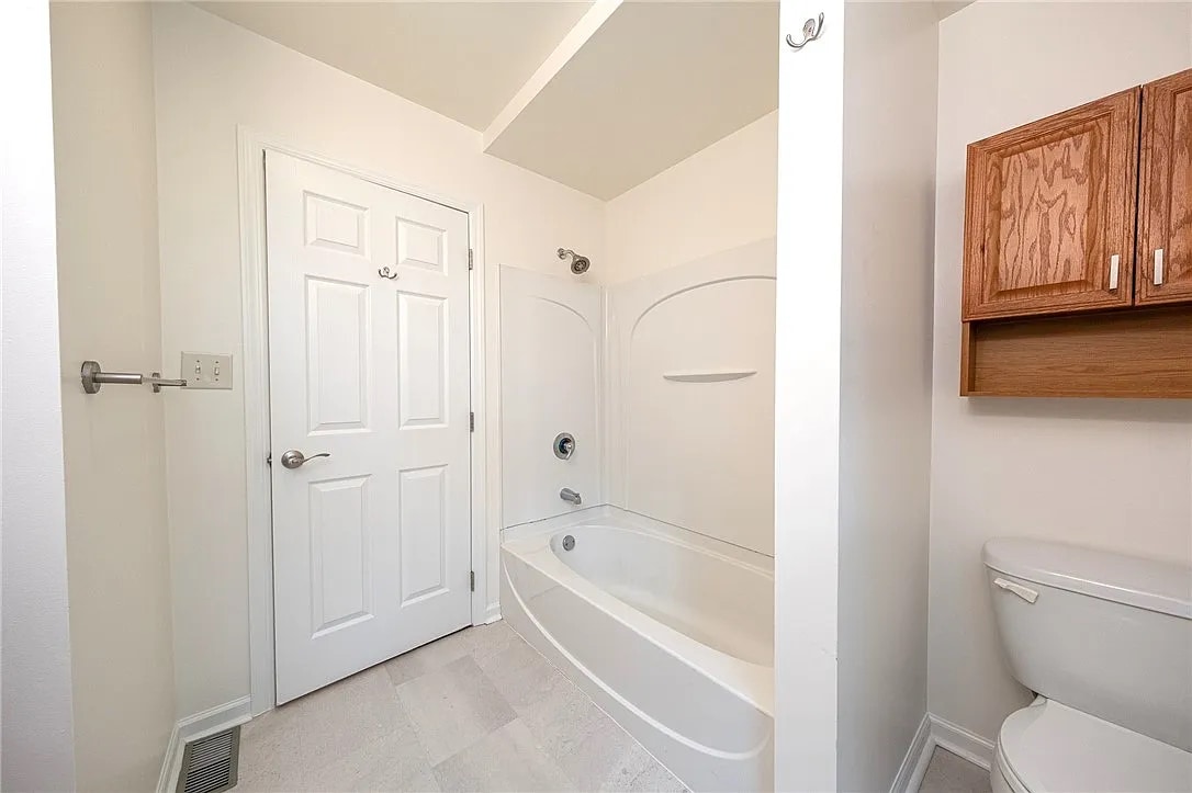 Large full bathroom - 114 Miltenberger St